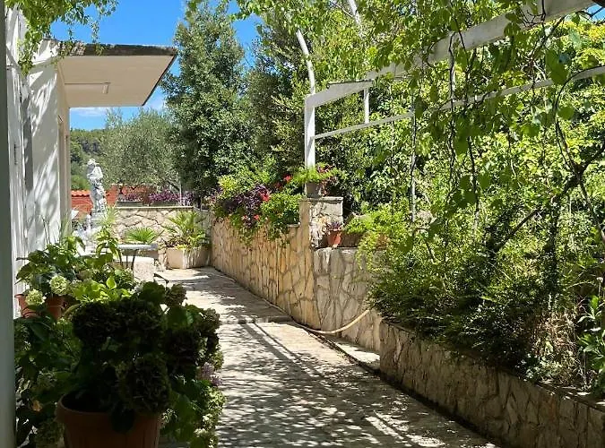 Gorana With Swimming Pool Jelsa (Hvar)