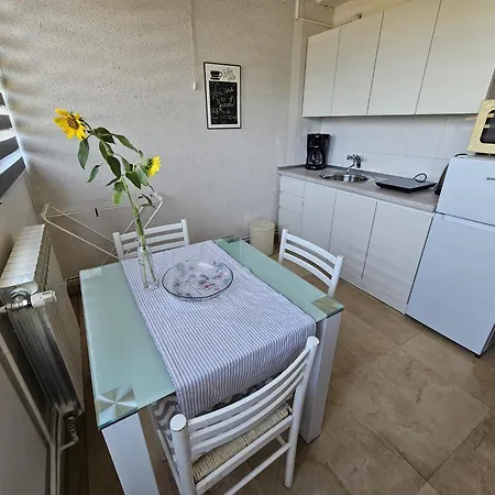 Apartman Gorana With Swimming Pool Jelsa